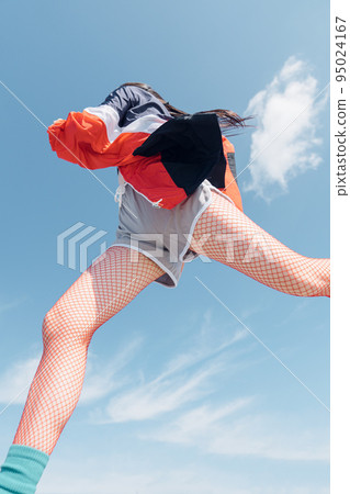 Woman jumping in fashionable sports fashion 95024167