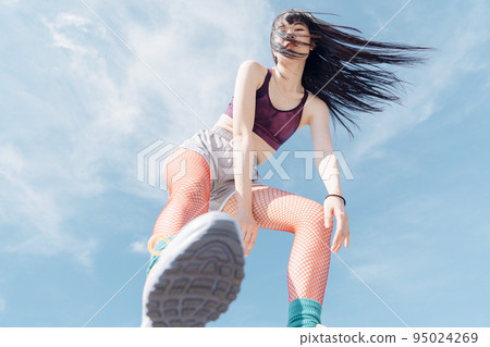 低角度運動員女人 低角度運動員女人 95024269