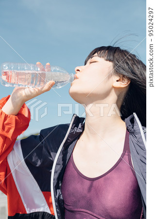 運動員女孩圖片飲用水 95024297