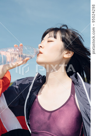 運動員女孩圖片飲用水 95024298