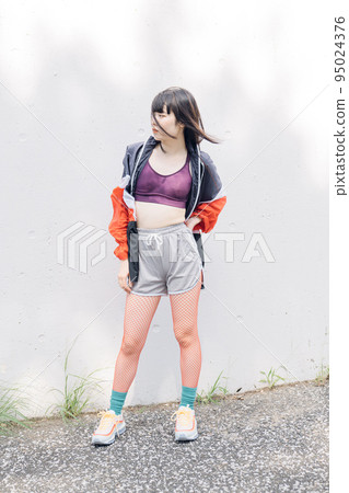 運動時尚女性的酷形象 95024376