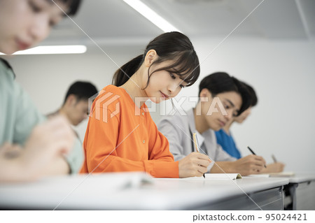 年輕男女學習的形象 年輕男女學習的形象 95024421