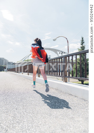 dynamic athlete woman 95024442