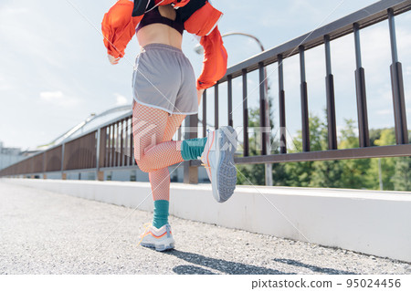 dynamic athlete woman 95024456