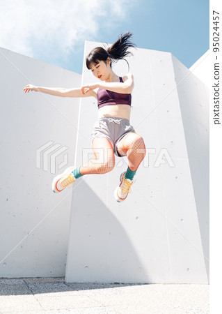 充滿活力的女運動員 充滿活力的女運動員 95024457