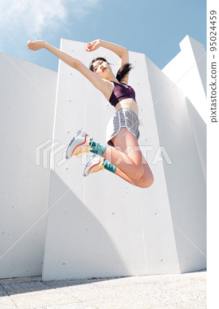 dynamic athlete woman 95024459