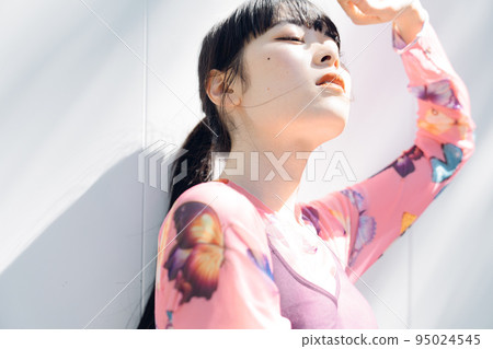 運動時尚美女形象 95024545