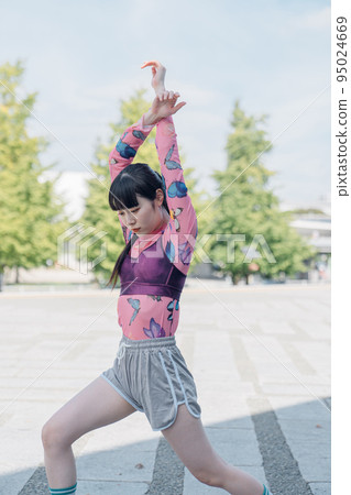 在時尚運動時尚中鍛煉的女人 在時尚運動時尚中鍛煉的女人 95024669