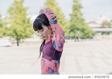 在時尚運動時尚中鍛煉的女人 在時尚運動時尚中鍛煉的女人 95024670