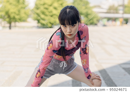 在時尚運動時尚中鍛煉的女人 在時尚運動時尚中鍛煉的女人 95024671