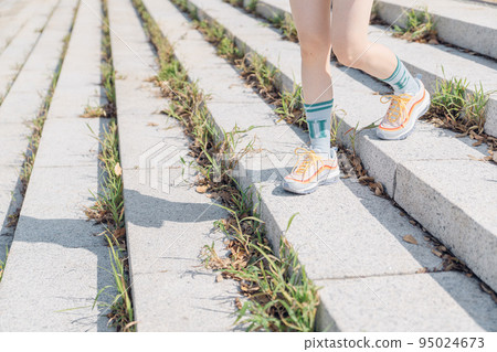 在時尚運動時尚中鍛煉的女人 在時尚運動時尚中鍛煉的女人 95024673