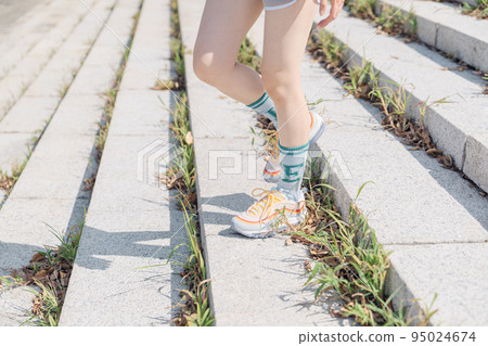 Woman exercising in fashionable sports fashion Woman exercising in fashionable sports fashion 95024674