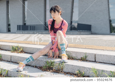 Woman exercising in fashionable sports fashion Woman exercising in fashionable sports fashion 95024676