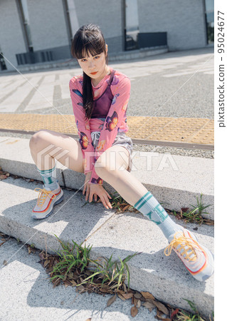 Woman exercising in fashionable sports fashion Woman exercising in fashionable sports fashion 95024677