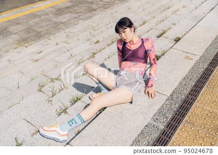 Woman exercising in fashionable sports fashion Woman exercising in fashionable sports fashion 95024678