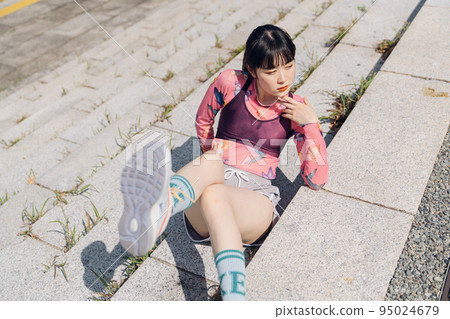 Woman exercising in fashionable sports fashion Woman exercising in fashionable sports fashion 95024679