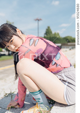 Woman exercising in fashionable sports fashion Woman exercising in fashionable sports fashion 95024680