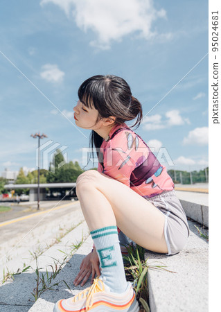 在時尚運動時尚中鍛煉的女人 在時尚運動時尚中鍛煉的女人 95024681