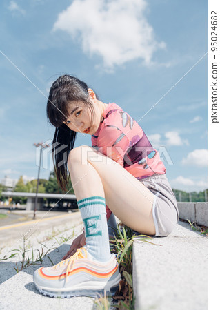 在時尚運動時尚中鍛煉的女人 95024682