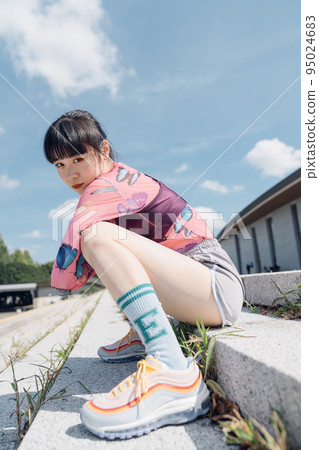 Woman exercising in fashionable sports fashion Woman exercising in fashionable sports fashion 95024683