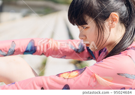 在時尚運動時尚中鍛煉的女人 在時尚運動時尚中鍛煉的女人 95024684