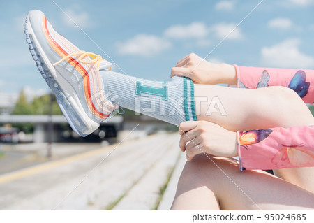 在時尚運動時尚中鍛煉的女人 在時尚運動時尚中鍛煉的女人 95024685