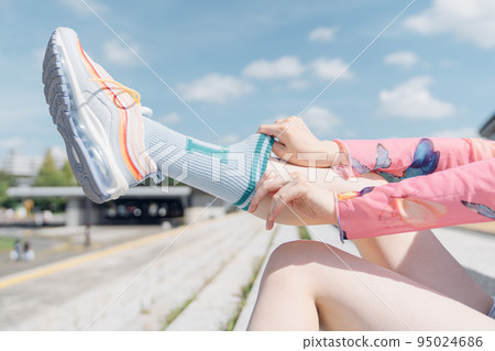 Woman exercising in fashionable sports fashion Woman exercising in fashionable sports fashion 95024686