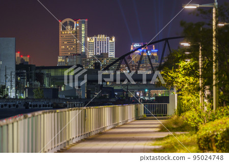 從中央批發市場旁的綠道看環球城夜景 從中央批發市場旁的綠道看環球城夜景 95024748