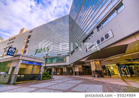 Yokohama cityscape in Japan October, early morning S0TETSU Yokohama Station and Yokohama Municipal Subway Blue Line Yokohama Station = 1st 95024984