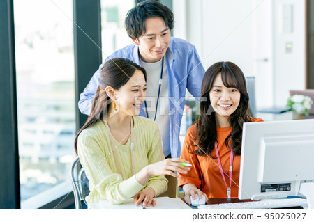 年輕工程師在辦公室 95025027