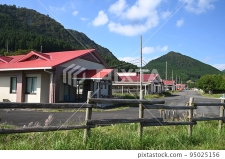 有藍天和秋天屋頂的房子 有藍天和秋天屋頂的房子 95025156