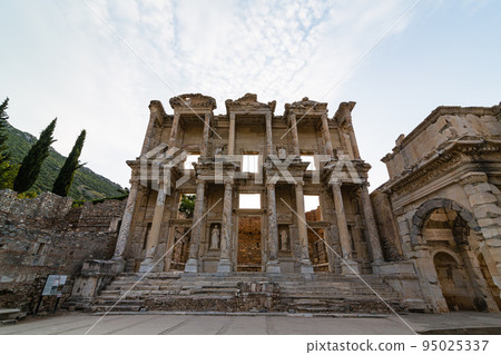 土耳其以弗所古城廢墟中的攝氏圖書館和馬澤斯和米特里達梯之門 95025337