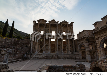 攝氏圖書館是世界三大圖書館之一，位於土耳其以弗所古城遺址內。 95025339