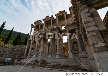 攝氏圖書館是世界三大圖書館之一，位於土耳其以弗所古城遺址內。 95025340