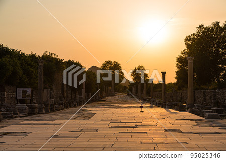 土耳其以弗所古城廢墟中的阿卡迪亞街和日落 土耳其以弗所古城廢墟中的阿卡迪亞街和日落 95025346