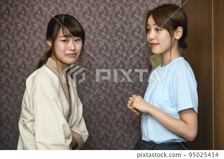 Esthetician 第一次帶著困擾的表情的年輕女子和美學家 95025414