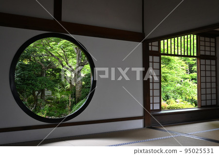 京都市的源光庵在新鮮的綠色植物中很漂亮 95025531