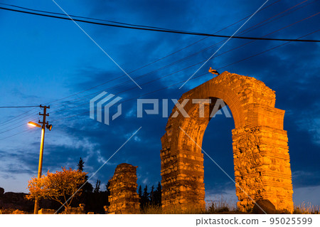 Illuminated ruins in the city of Selcuk, Turkey 95025599