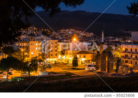 土耳其塞爾丘克阿亞蘇魯克山的夜景 95025606