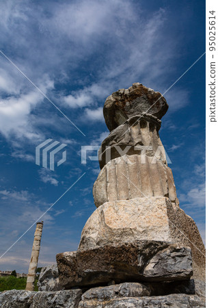 土耳其以弗所古城遺址中的阿爾忒彌斯神廟 95025614