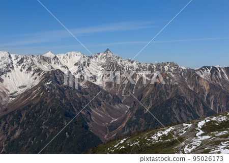 長野縣松本市深秋至初冬從長嶽山頂附近看到的矢裡岳南嶽景色。 95026173