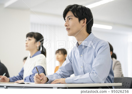 參加研討會和課程的青年男女 95026256