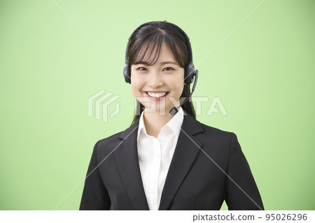 Young female operator portrait 95026296