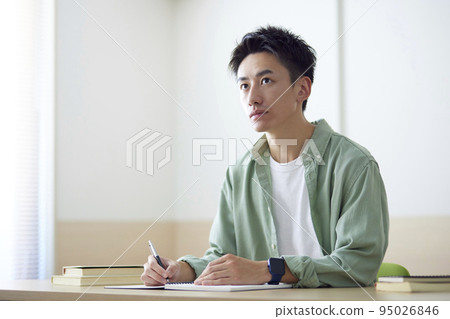 年輕的日本學生在教室裡學習 年輕的日本學生在教室裡學習 95026846
