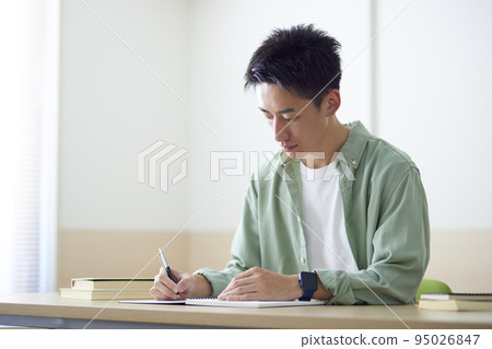 年輕的日本學生在教室裡學習 年輕的日本學生在教室裡學習 95026847