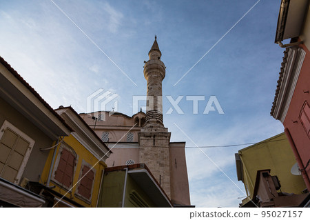 從土耳其伊茲密爾的 Kemeralti 市場看到的 Kestanepazar 清真寺 從土耳其伊茲密爾的 Kemeralti 市場看到的 Kestanepazar 清真寺 95027157