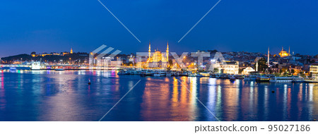 伊斯坦布爾金角灣夜景和老城燈火通明的新清真寺 95027186