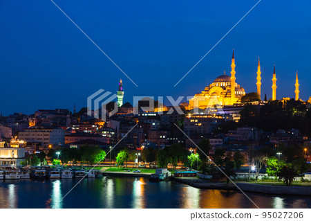 Night view of the Golden Horn in Istanbul, the cityscape of the old town, and the Suleymaniye Mosque 95027206