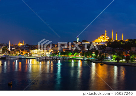 Night view of the Golden Horn in Istanbul, the cityscape of the old town, and the Suleymaniye Mosque 95027240