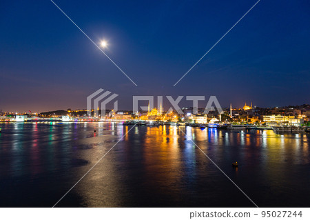 伊斯坦布爾金角灣夜景和老城燈火通明的新清真寺 95027244